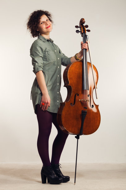 有乐器的女人图片下载