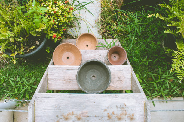 俯视图图像的空花陶罐在木架子上的室外花园在复古风格。图片下载