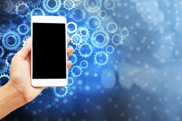手持智能手机在抽象齿轮图标设置概念，现代技术和网络连接图片下载