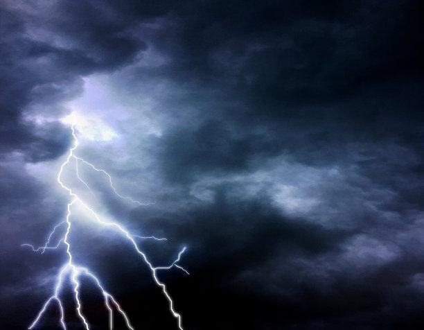 夏天有雷电和暴风雨的天空图片下载