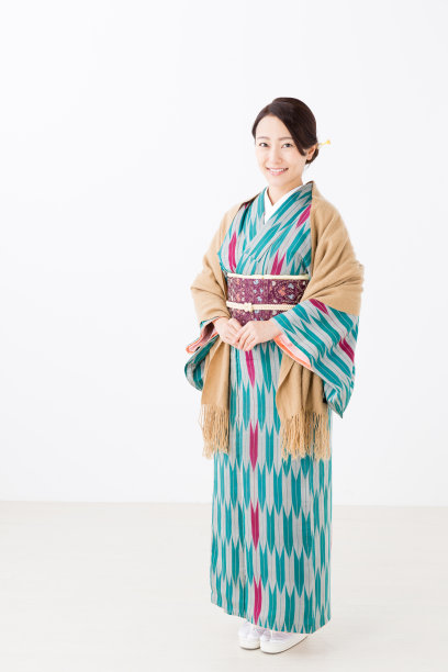 年轻的亚洲妇女穿着和服的肖像孤立在白色的背景素材图片