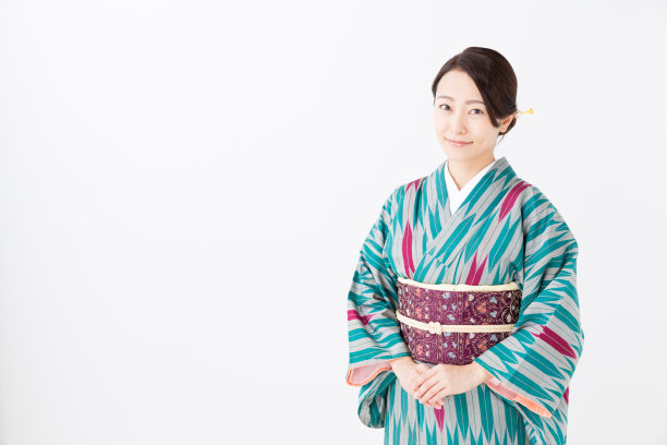 年轻的亚洲妇女穿着和服的肖像孤立在白色的背景素材图片