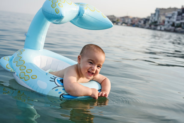 可爱的宝宝在海里游泳图片下载