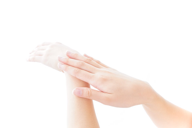 年轻女子正在擦面霜素材图片