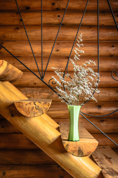 花花瓶在梯子上图片下载