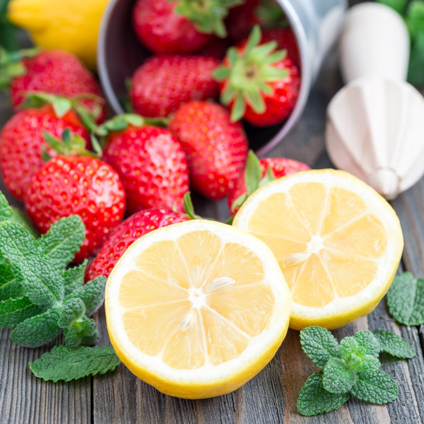 自制草莓柠檬水的原料放在一张方形木桌上图片下载