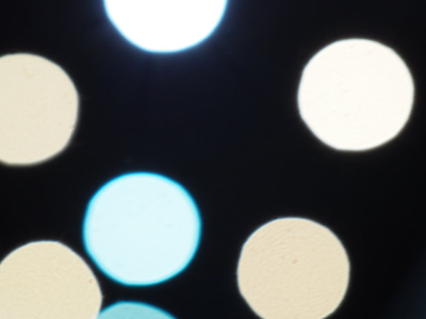 白色，黄色和蓝色的大散焦在黑色的背景上，散射图片下载