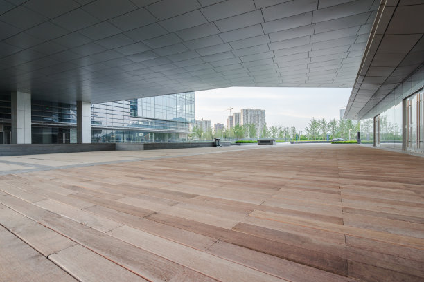 天空映衬下的现代玻璃建筑图片下载