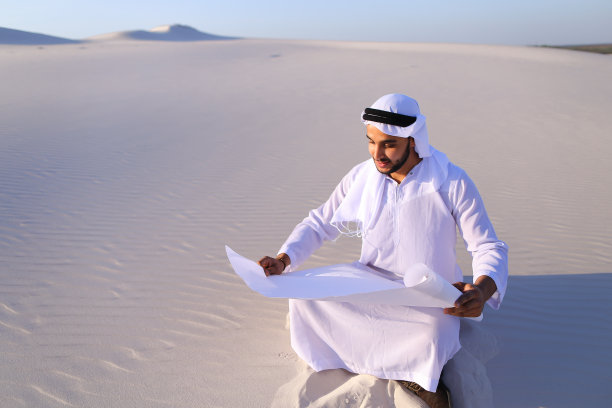 有进取心的男性阿拉伯商人拿着白纸图片下载