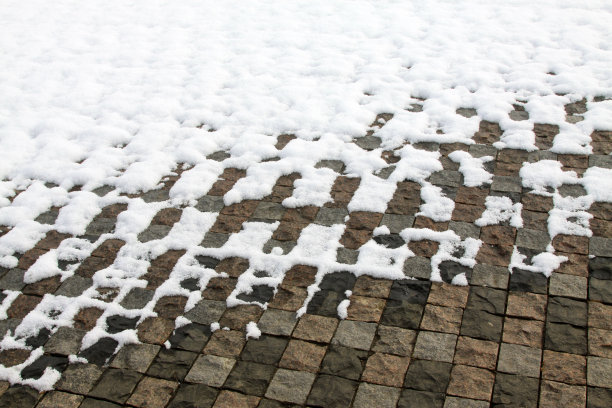 岩石在雪地上的地面，特写照片图片下载
