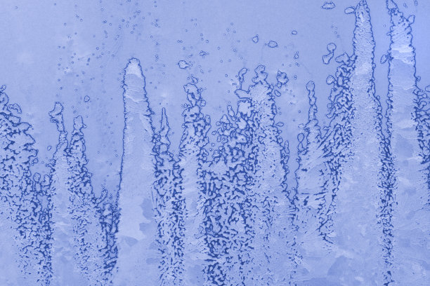 冬季玻璃上美丽的冰图案图片下载