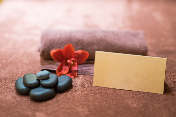 莉莉，石头，浴巾在水疗沙龙。礼品卡。图片下载