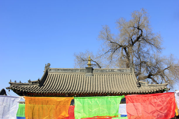 寺庙脊和彩色丝绸布，特写照片图片下载