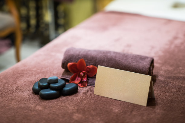 莉莉，石头，浴巾在水疗沙龙。礼品卡。图片下载