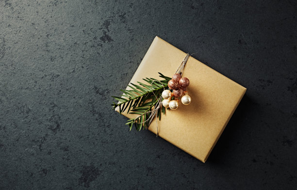 用紫杉树枝装饰的圣诞礼物素材图片
