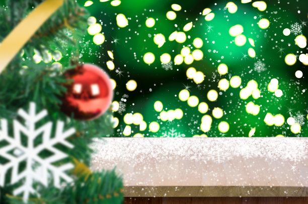 木制桌面上的金景圣诞树背景与雪花。图片下载