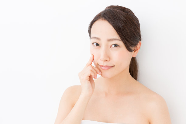 白色背景上年轻亚洲女人的美妆照素材图片