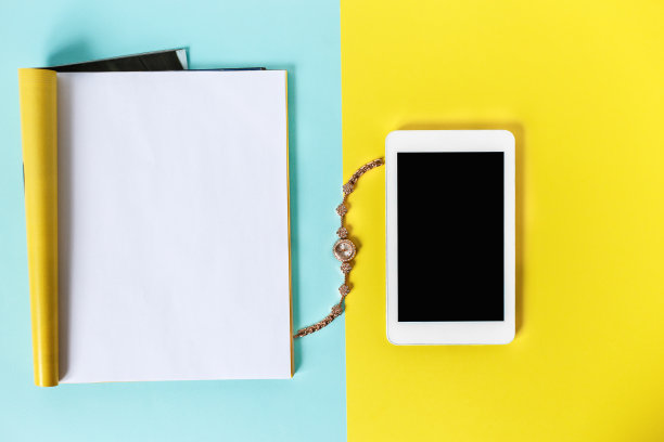 模型杂志和目录，时尚概念。前视图。在蓝色和黄色背景上打开杂志和平板电脑。副本的空间。模板图片下载