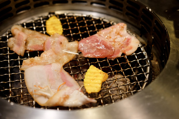 在热炭炉上烤猪肉片。日式烧烤，叫做日式烧肉图片下载