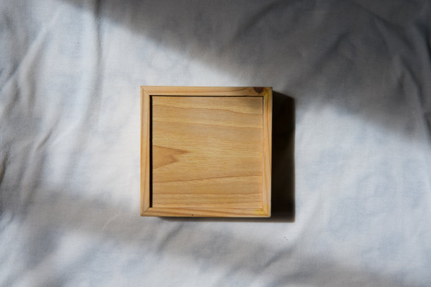 白布上的木箱图片下载