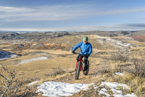 在科罗拉多山麓上骑着一辆胖自行车素材图片