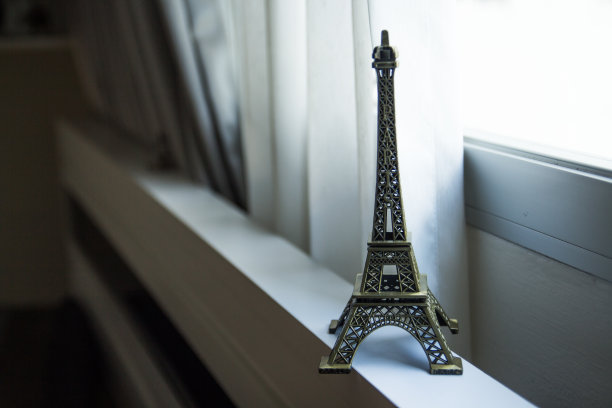 艾菲尔铁塔模型与白色窗帘图片下载