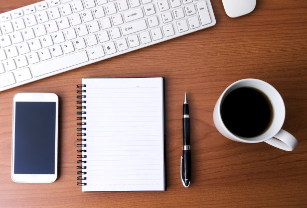 俯视图的办公桌与笔记本，智能手机和其他办公用品图片下载