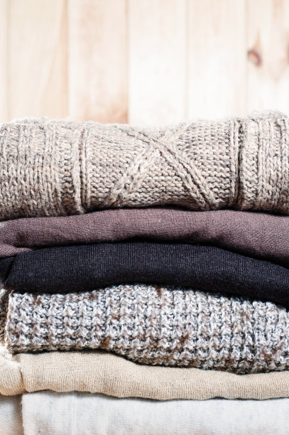 堆叠温暖针织毛衣从木纱线棕色米色灰色。生态时尚Kinfolk风格。天然材料图片下载