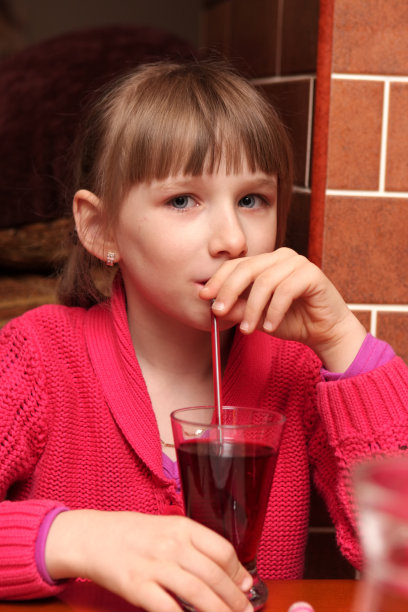 女孩在餐厅图片下载