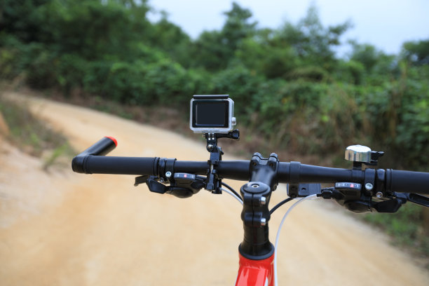 安装在山地车上的行动相机图片下载