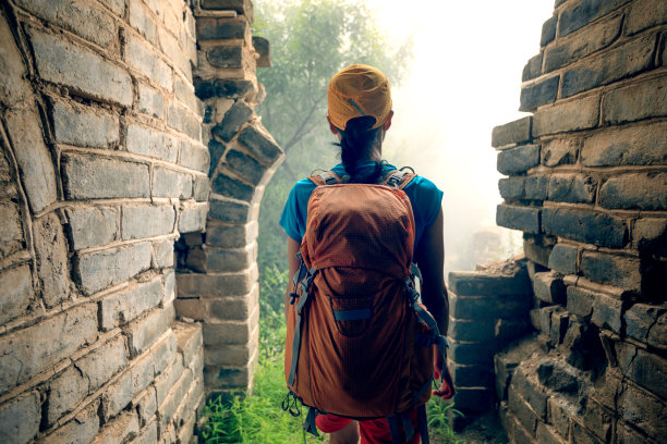 女徒步旅行者徒步在雾蒙蒙的长城素材图片