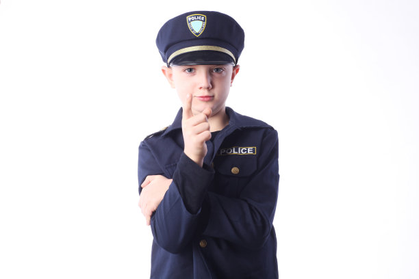 小男孩穿警察制服。图片下载