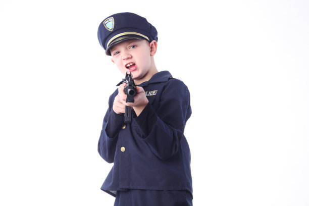 小男孩穿警察制服。图片下载