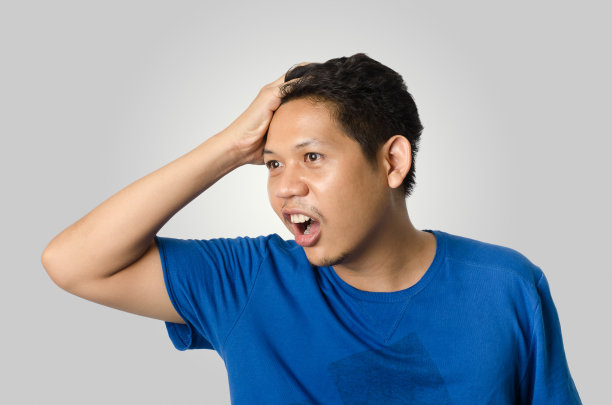 亚洲人孤立在灰色背景图片下载