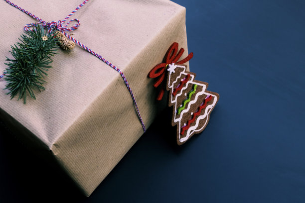 圣诞或新年暗色木质背景，圣诞黑色镶饰板，文字空间，从上面看图片下载