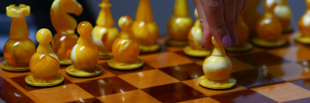 女人的手牵着一个女商人图片下载