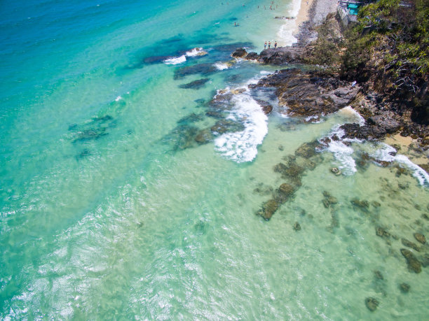 努萨的鸟瞰图在一个晴朗的日子与蓝色的水图片下载