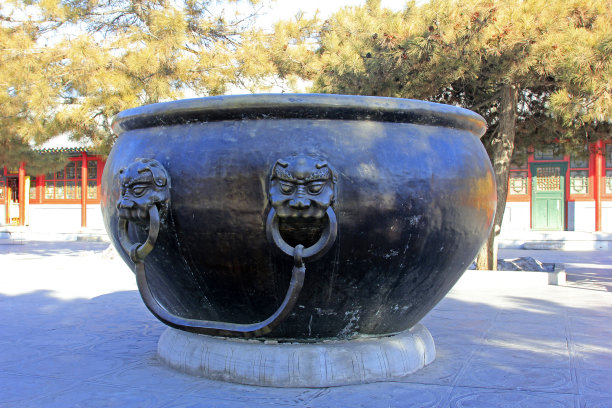 寺庙里的中式铜瓮，特写照片图片下载