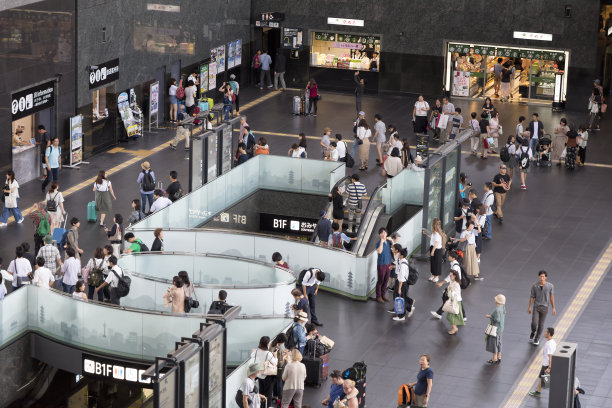 日本京都，人们在火车站散步图片下载