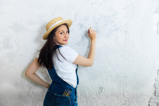 越来越有创造力。手持画笔的女艺术家图片下载