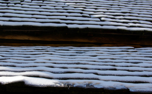 雪在屋顶图片下载
