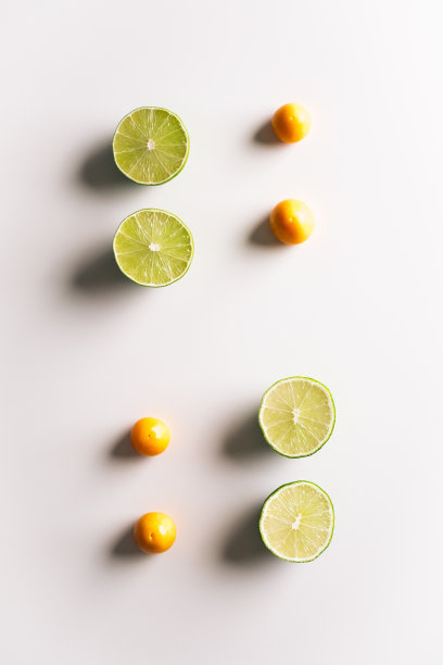 白色背景上的酸橙和酸浆。图片下载