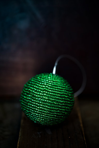 绿色圣诞树装饰图片下载