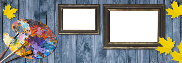 用画笔、调色板刀和画框在破旧的木制背景上作画图片下载