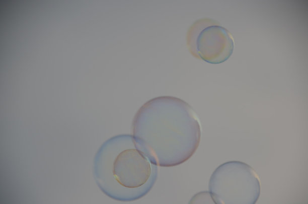 肥皂泡在天空中图片下载