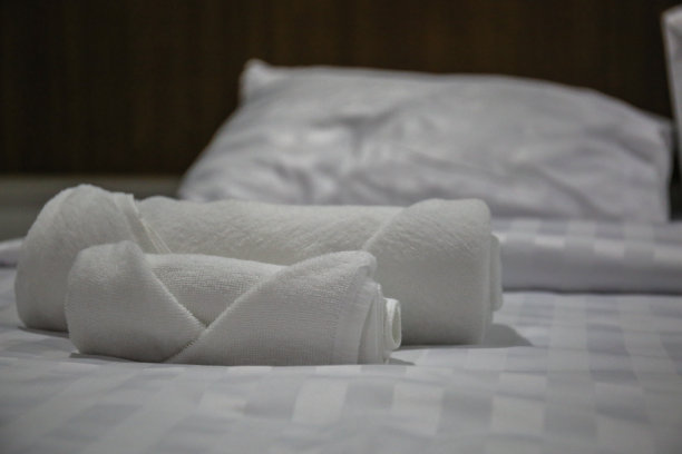 酒店床上的毛巾。图片下载