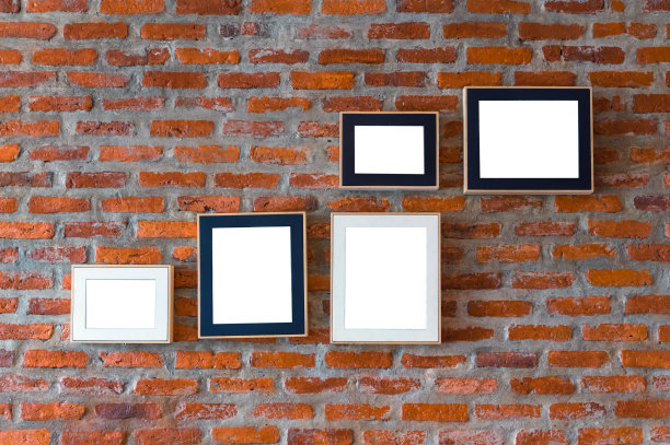砖墙背景上的相框，室内画廊图片下载