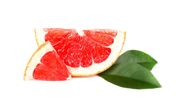 葡萄柚片孤立在白色背景上。新鲜水果。剪切路径。分离出绿叶的新鲜葡萄柚。图片下载