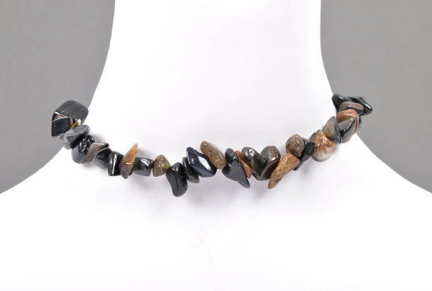 分裂的老虎和鹰的眼睛链在胸部图片下载