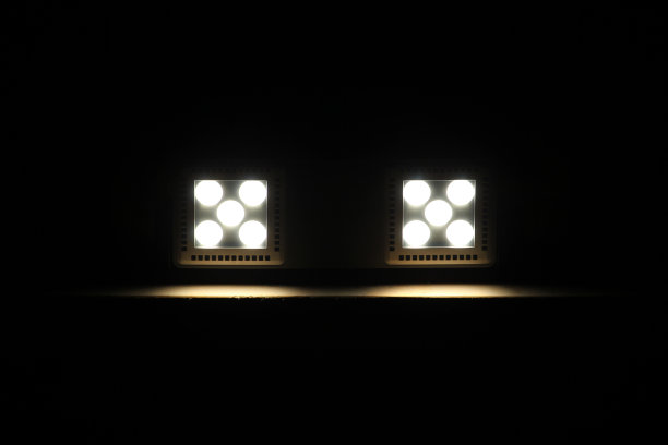 黑暗天花板上的两盏LED灯图片下载